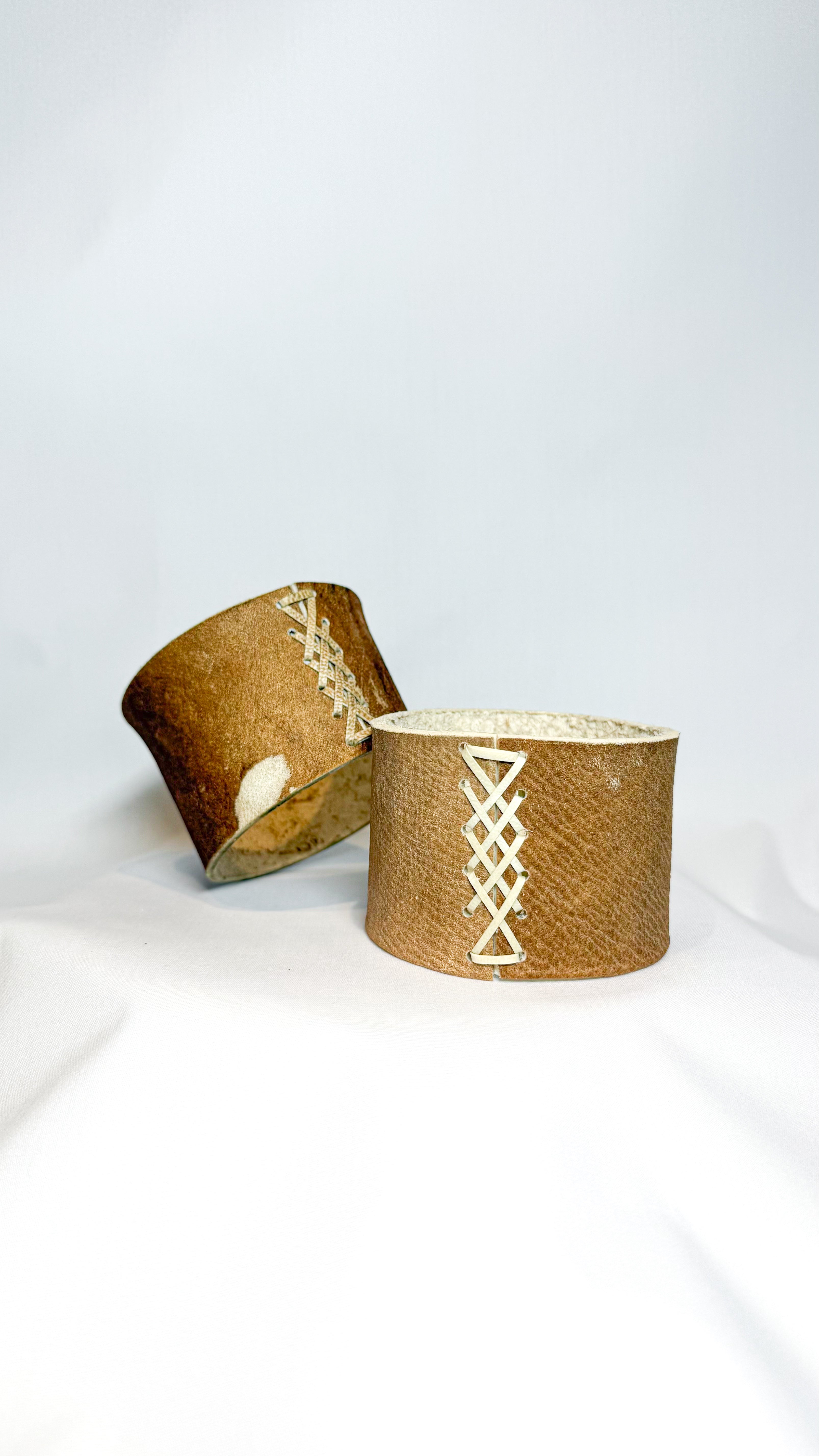 Posamate de cuero crudo